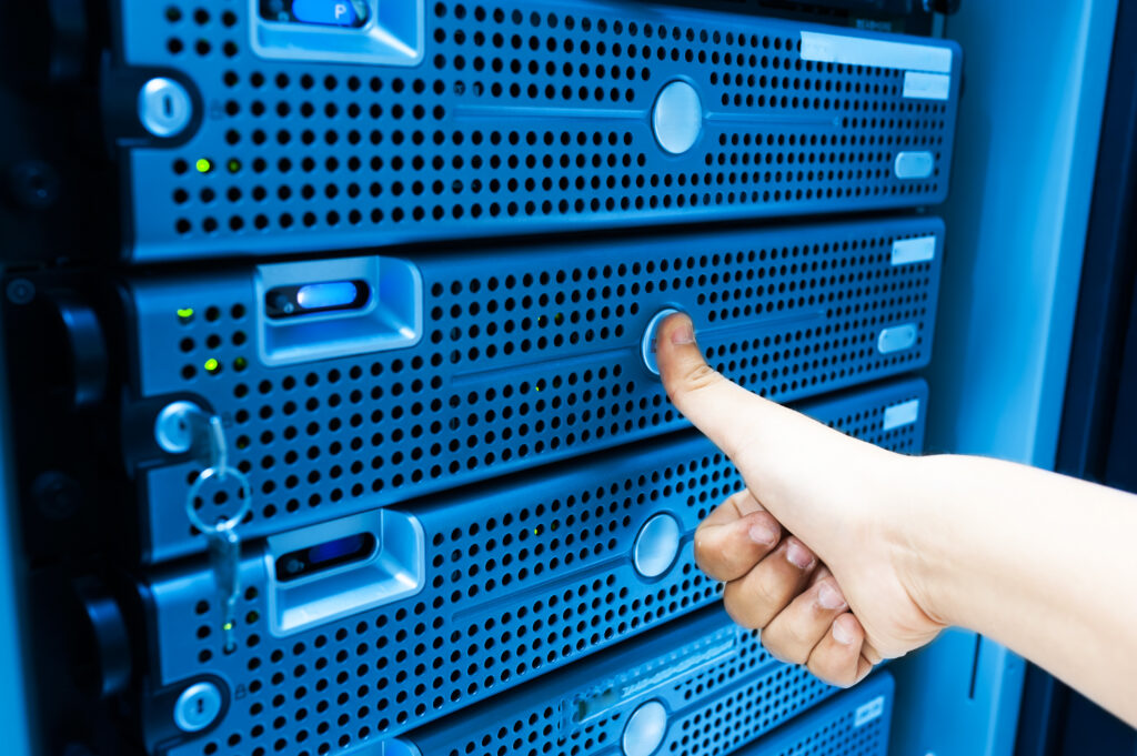Une main qui allume un serveur de sites Web